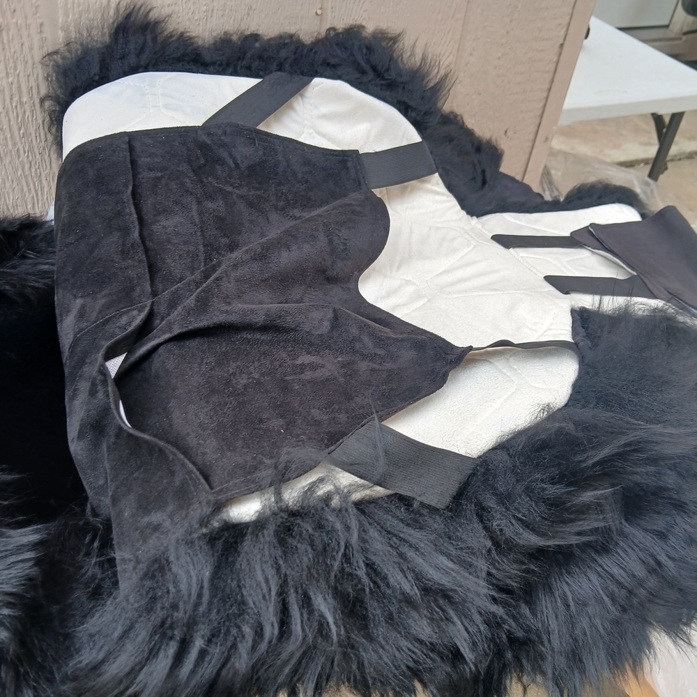 Luxurious Black Fur Vest - Picture 6 of 8